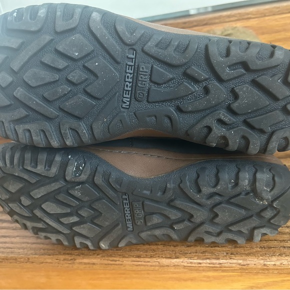 Merrell zip up boots. Faux fur at the top of the boot - Picture 4 of 4